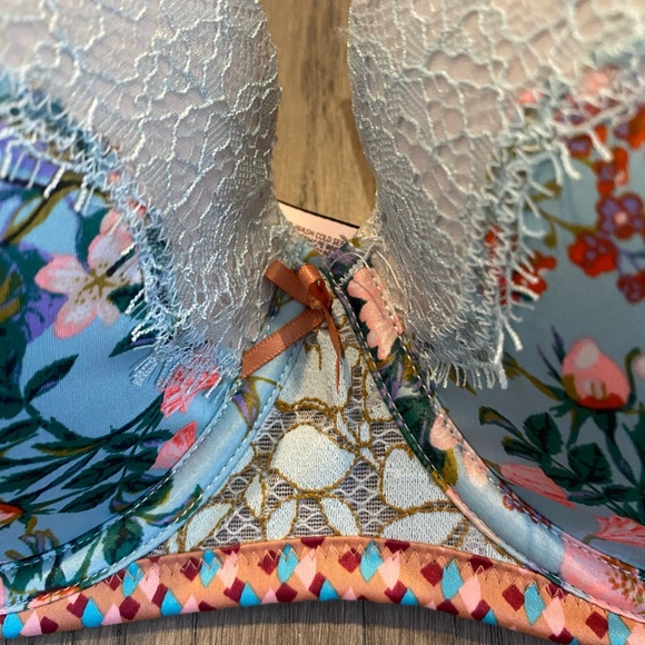 Victoria's Secret Multicolor Lace Bra - Picture 5 of 11